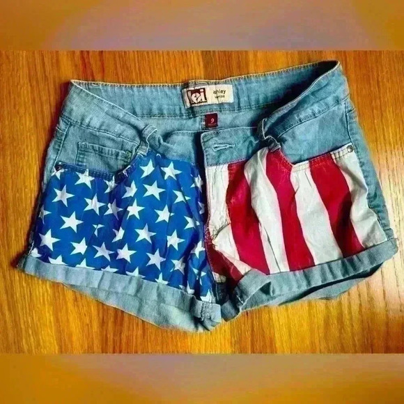 l.e.I. Ashley lowrise Cuffed Jean Denim American Flag Shorts Size 9 - Picture 1 of 3